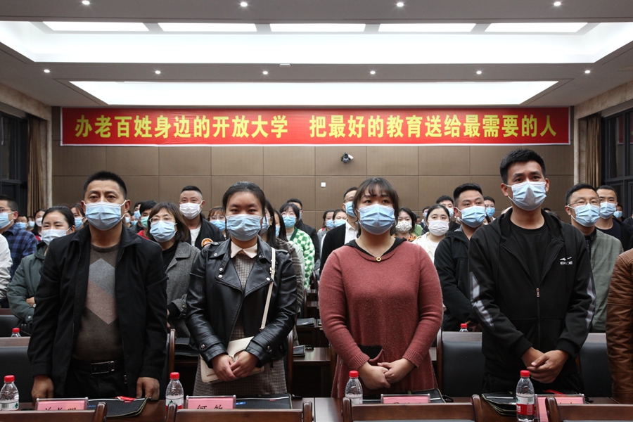 开学典礼奏唱国歌.jpg